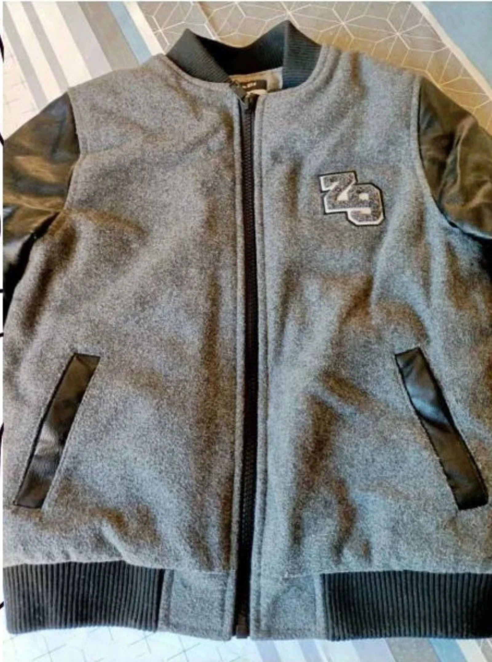 Blouson Teddy / Bomber Gris & Noir - Kiabi (8 ans) – photo 3